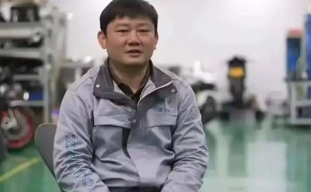 据了解，近日张雪在交车仪式现场，对外透露了电摩产品的开发进度。
 
即目前有一款
