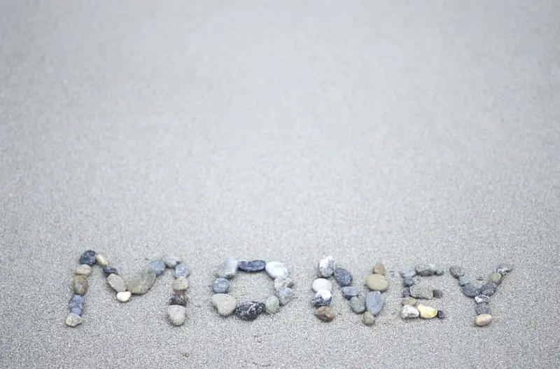 努力赚钱，就像一场永不停歇的马拉松。小时候，觉得有钱能买零食玩具就超快乐；长大后