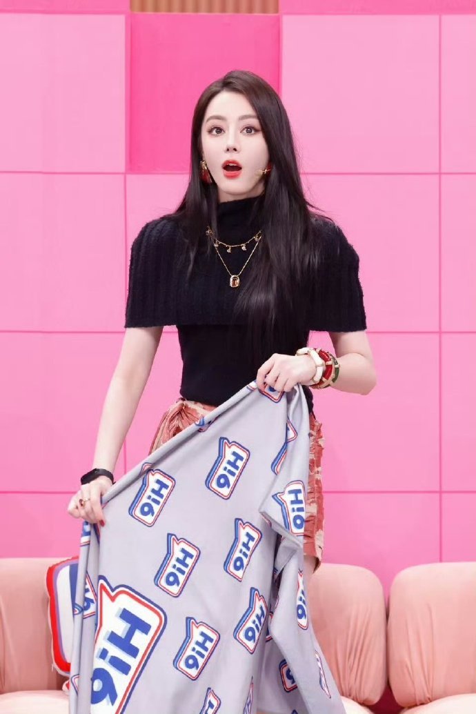 迪丽热巴好六街营业照你好星期六手持红玫瑰的迪丽热巴现身好六街，温柔又明艳，氛围感