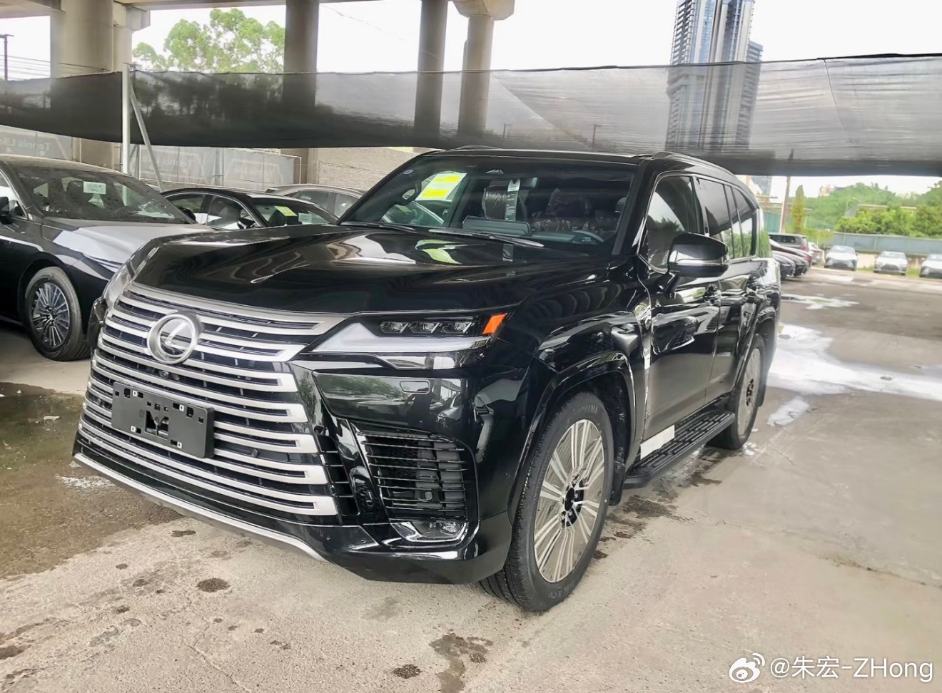雷克萨斯LX700h 至臻黑 丹砂红指导价 1350000元全款优惠3.5万 也