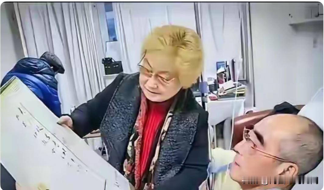 2008年，郭兰英与庄则栋在医院病房的一张合影。庄则栋确诊晚期直肠Ca，80多岁
