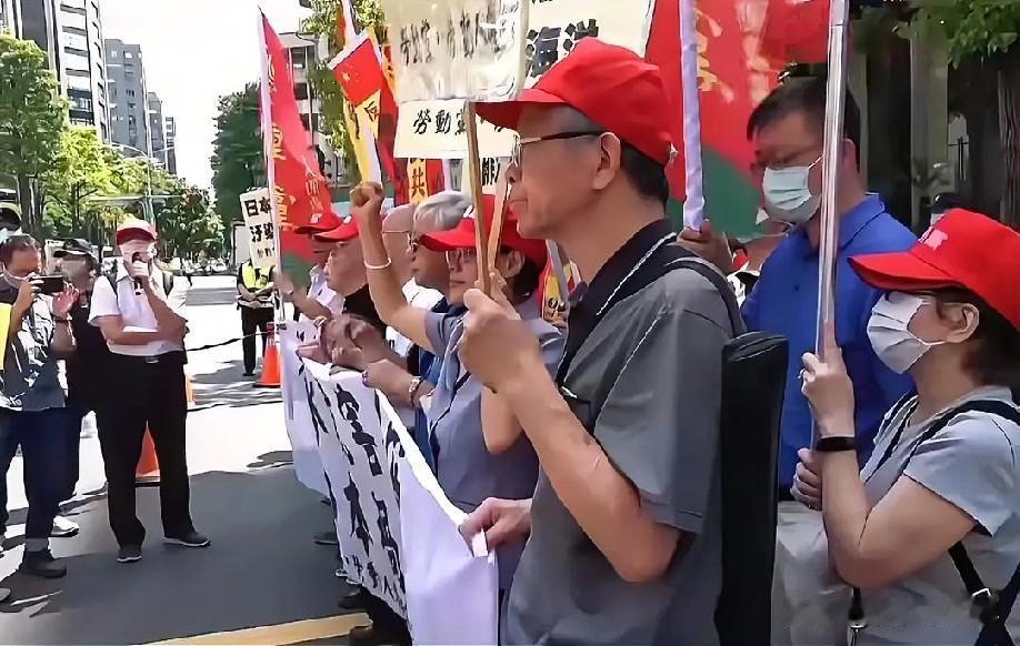 12月15日凌晨的最新消息速报，全都不容错过，第八条：台南军火生意引质疑：民众怒