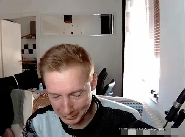 德国猛男躺平四年狂赚25万美元！幕后全靠一个女人疯狂输血。

程序员辞职开发塔防