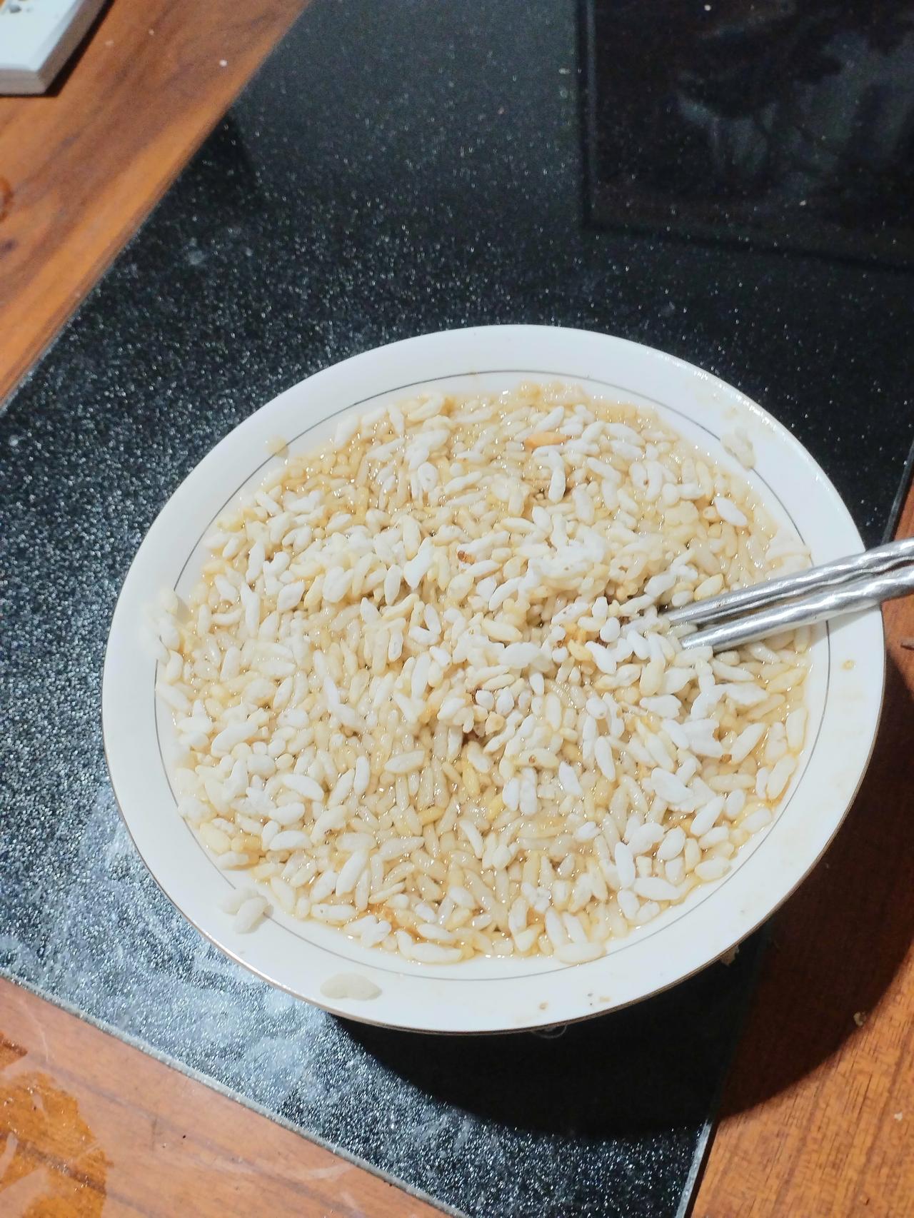 湘西炒米：一口烟火，万般吃法
 
湘西的炒米，是藏在山风里的烟火滋味。以冷水糯米