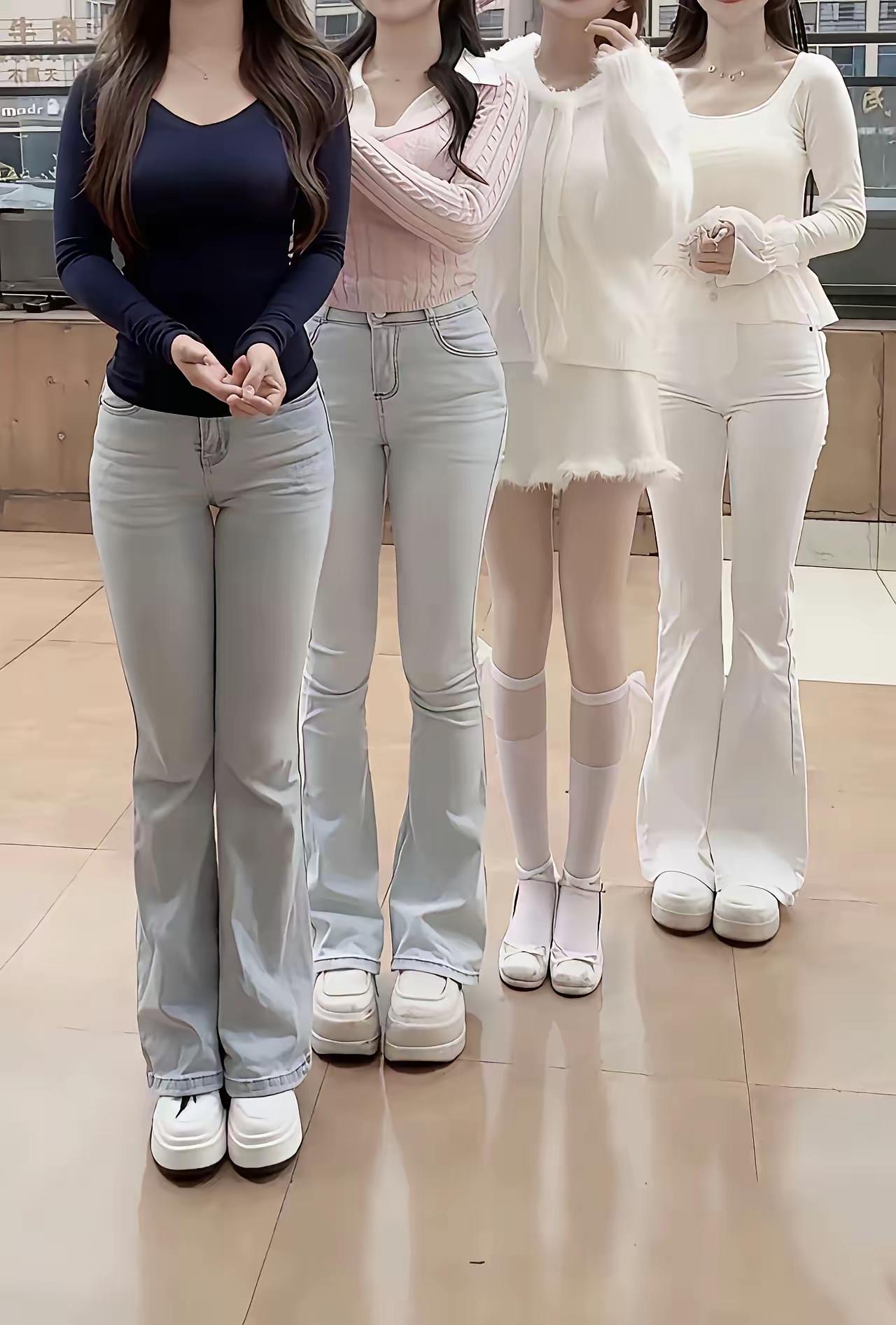 四个女生站在一起，谁已经当了妈妈？
​四位姑娘打扮时髦，身材纤细，单单看外表，实