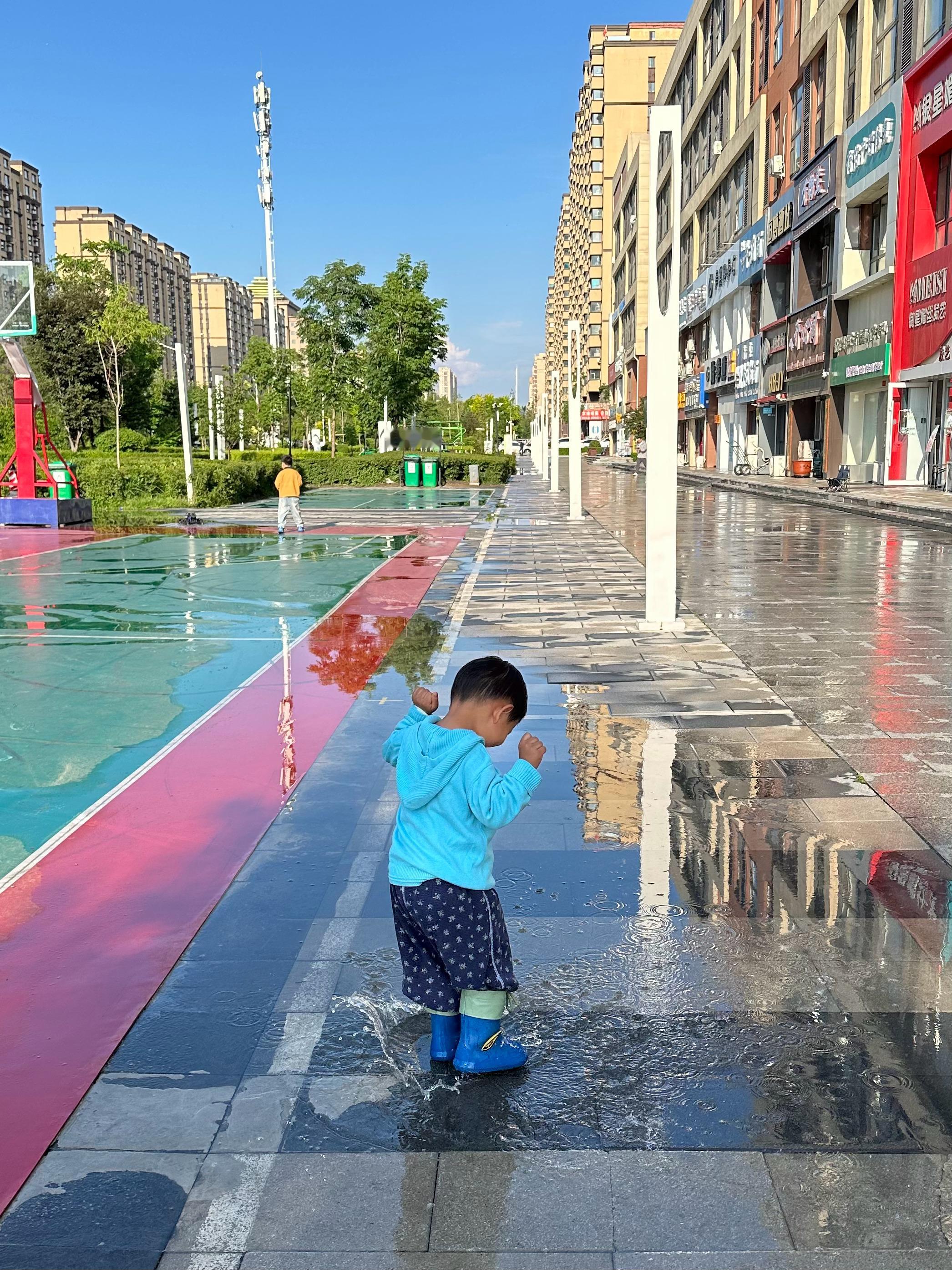 这一个月的雨可给小猪佩糕乐蒙了。 