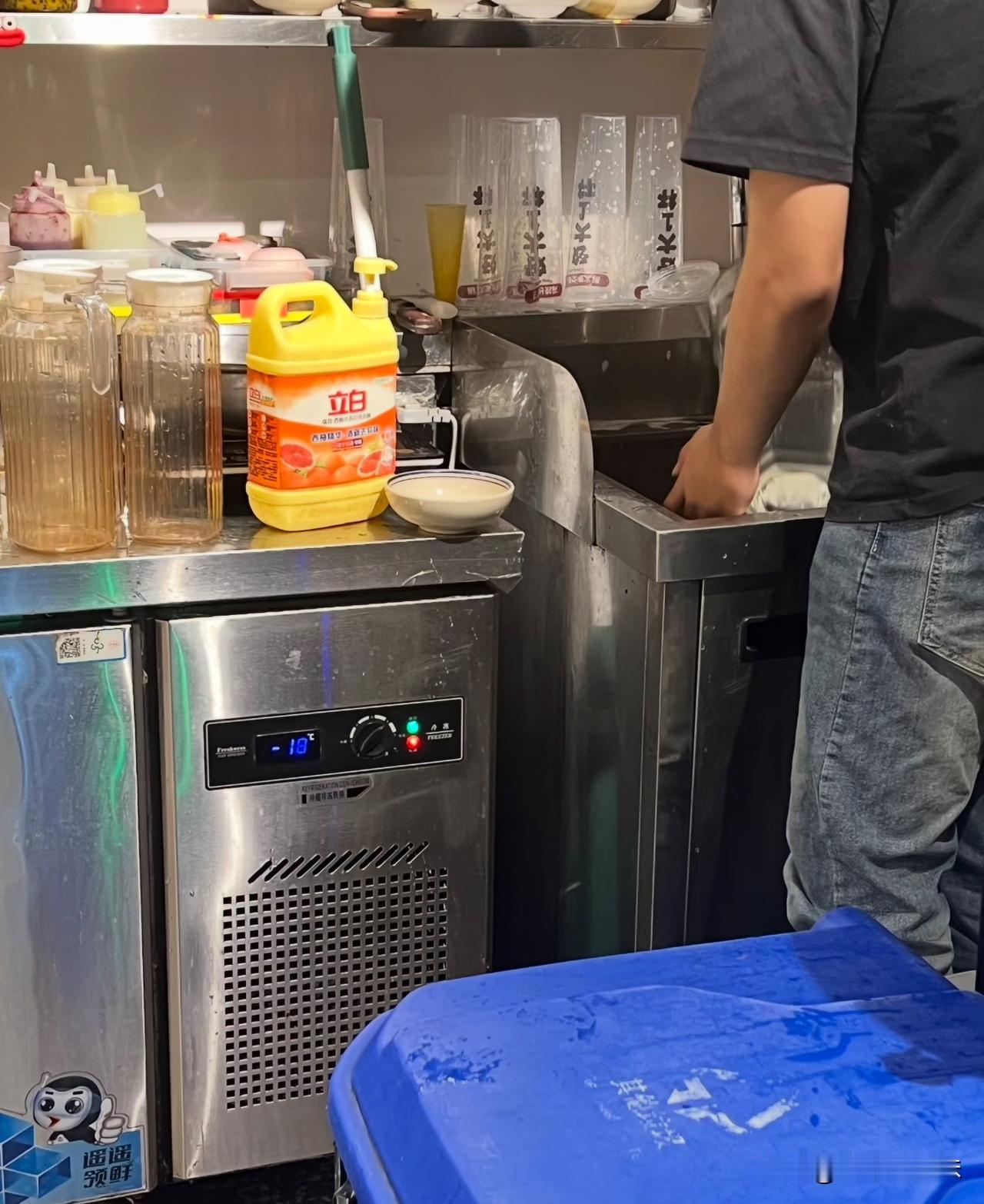 一位00后员工自曝老板回收顾客喝过的饮料杯和没吃完的菜！进行二次售卖！他这个是晚