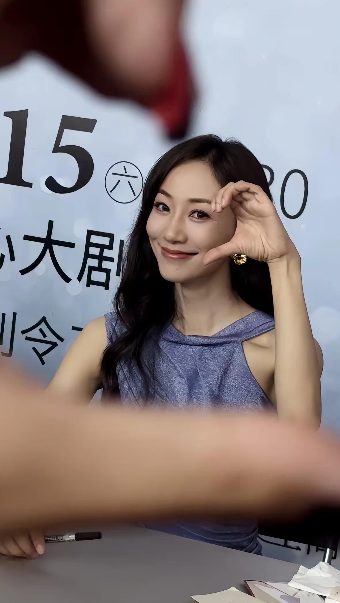 为我摆了第二次的、独属于我的、此时此刻的大小姐......