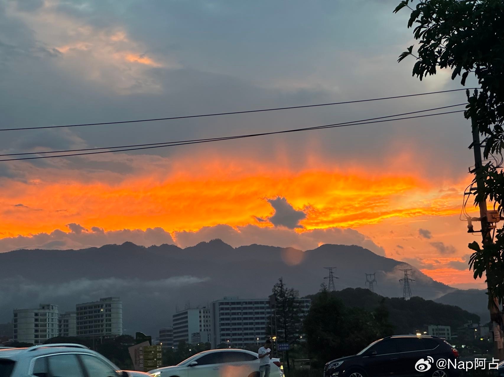 今天岚图追光s发布预售了，跟大家聊聊有意思的部分这次岚图追光s首发了一项被低估的