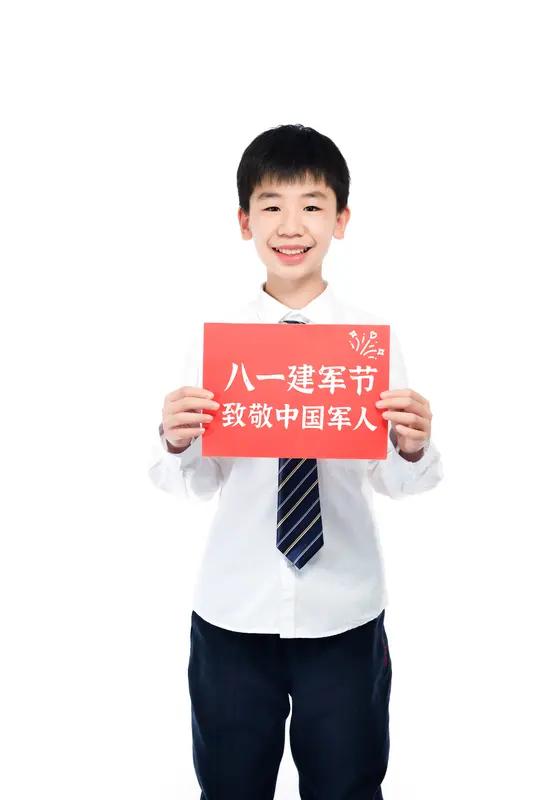 国庆节抒怀
猎猎红旗映碧空，强军浩气贯长虹。
中华崛起宏图美，科技腾飞伟业隆。