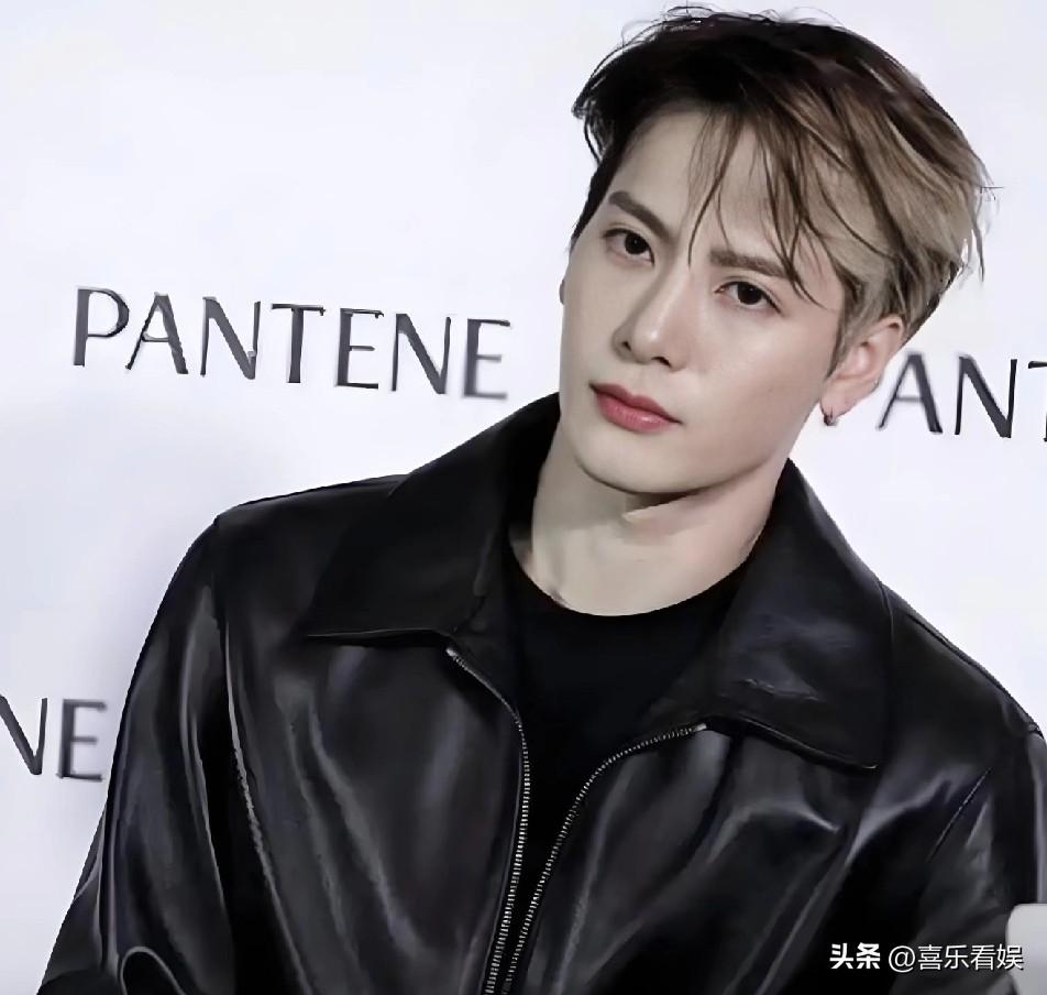 王嘉尔，太刚了！
 
4月2日，王嘉尔冲上了热搜，原因是昨天他在自己的世界巡回演