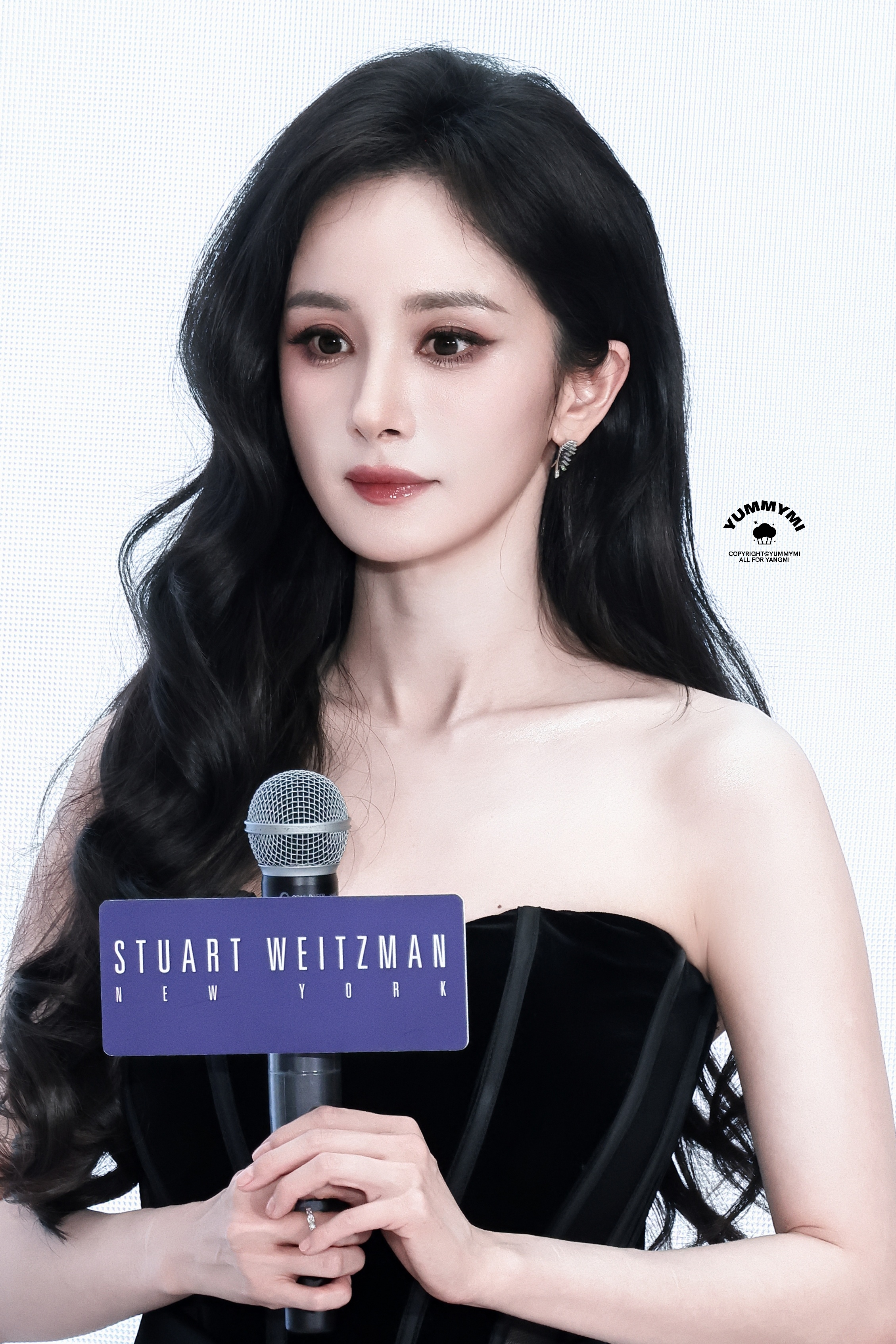杨幂[超话] 🎥sw全球品牌代言人杨幂杨幂sw女王驾到 SW女王​​​