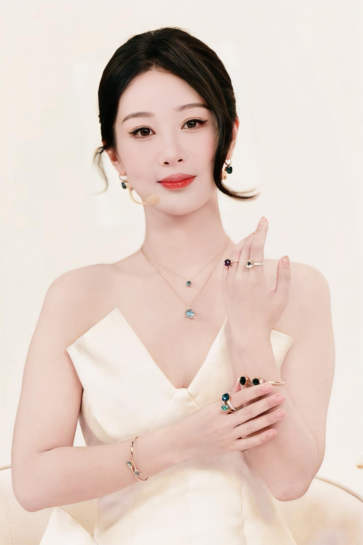 斑斓宝石 自成风格  笃定本心 自在闪耀好美的代言人 宝曼兰朵全球品牌代言人杨紫