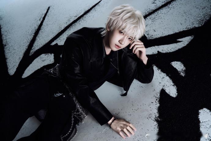 贺峻霖白发黑衣look、贺峻霖白发加冠概念照贺峻霖白发加冠概念照帅到失语，一袭黑