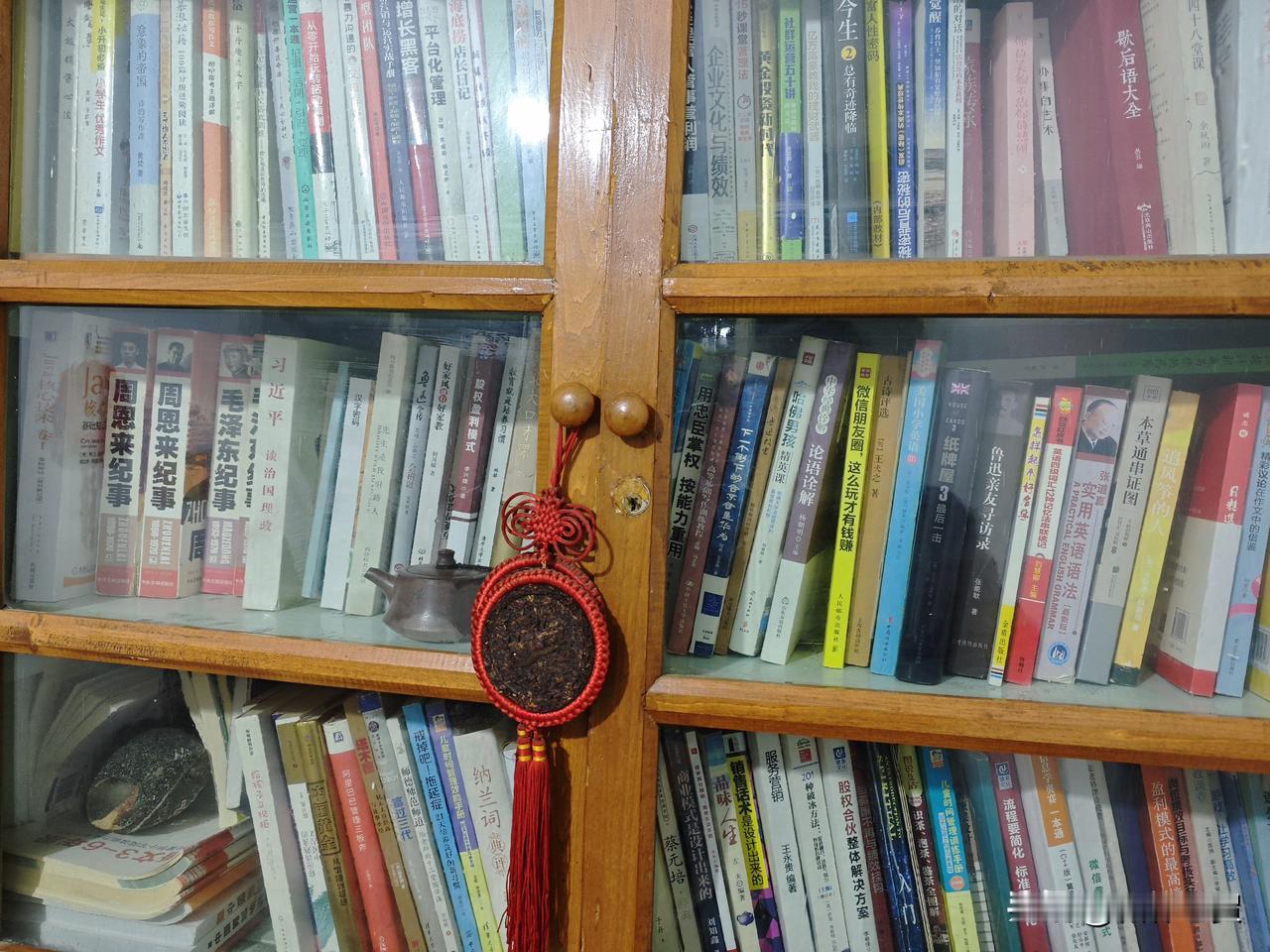 藏书千册，却很难再翻开一本！

家里的书有不少，装了满满的三个书柜，在杂房里还有