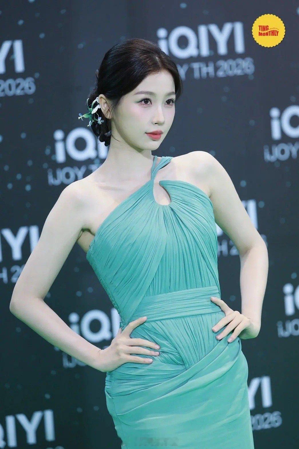 泰媒镜头下的虞书欣真是丰腴饱满的大小姐 美惨啦