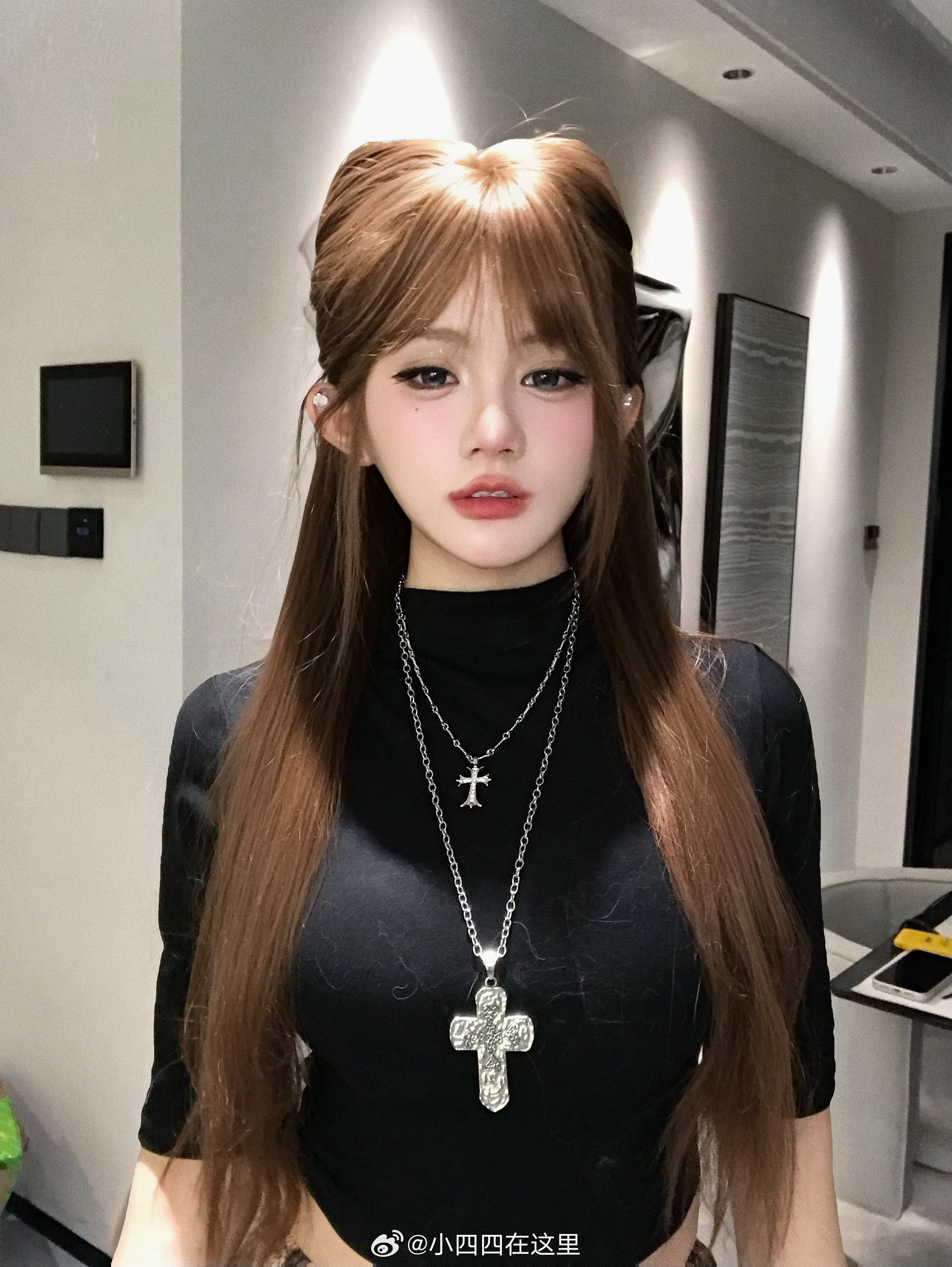 黑色高领女人最好的医美 