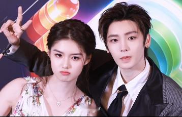 侯明昊艾米戏里戏外都好嗑 比心互动太绝了！戏里温柔比心，戏外贴贴撒糖，两人的互动