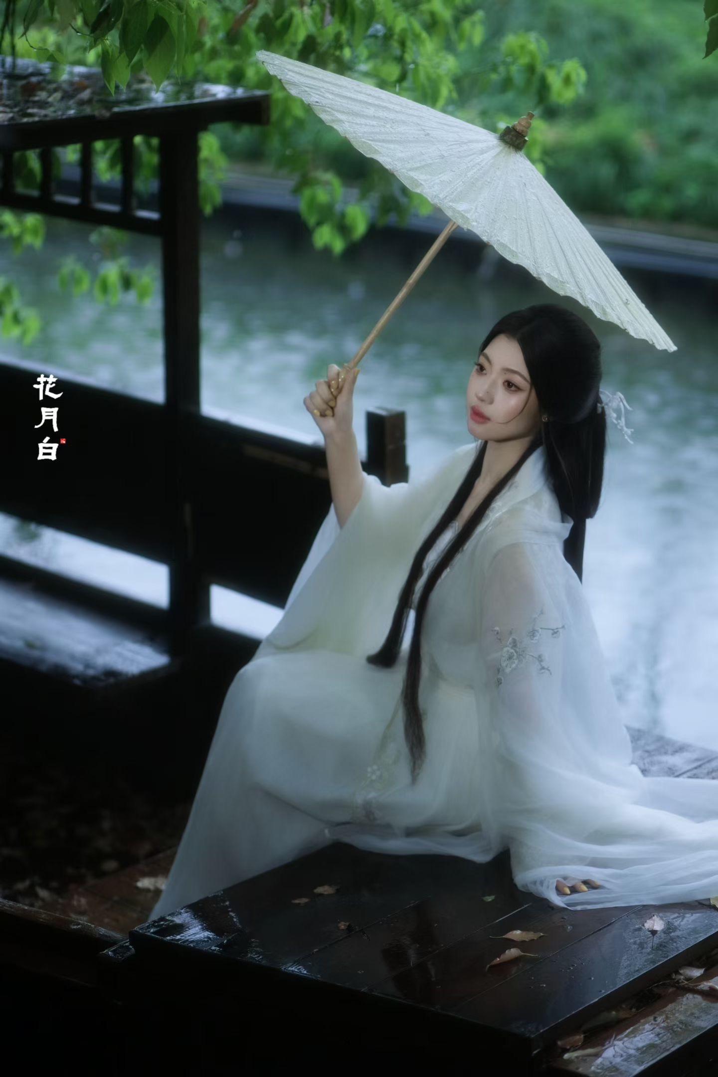 江南淡淡雨潇潇。