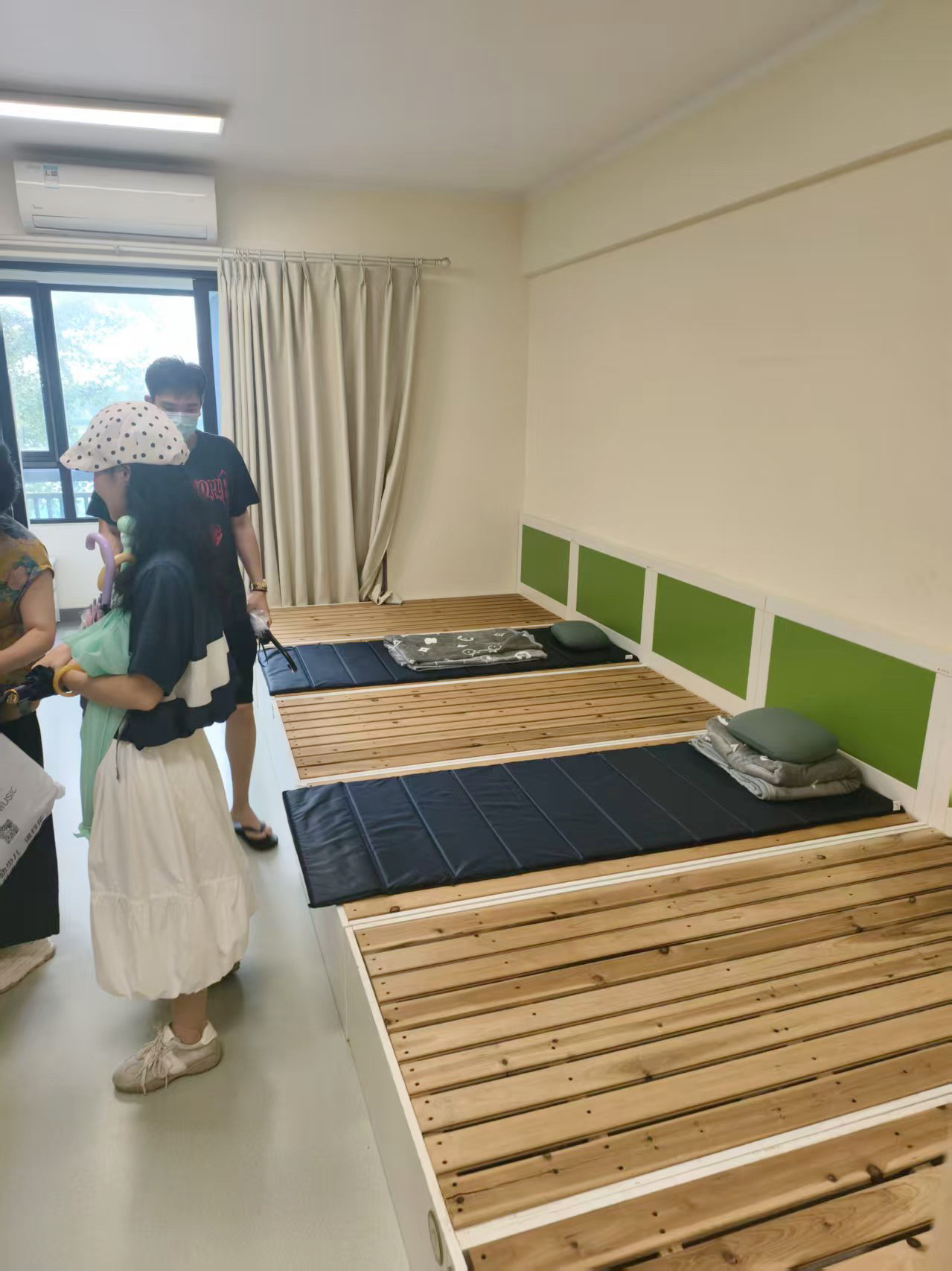 中午有寝室可以躺着睡觉还蛮好的牛说有5、6个小朋友都哭了，说要跟妈妈回家，阿丘很