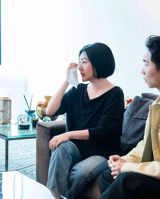 小S复出的第一期节目，再次提起大S，痛哭不止。
 
聊到姐姐在东京突然离世的过往