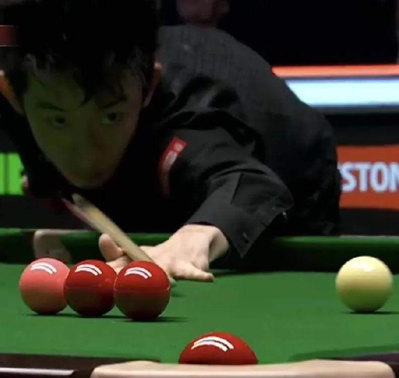 80-15，吴宜泽第3局再打60+，将比分带到3-0领先。
两人各有一杆母球摔袋