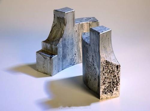 泡沫铝 一个不错的材料，泡沫密度可达约0.5克/立方厘米，大概是贵，面临工程塑料