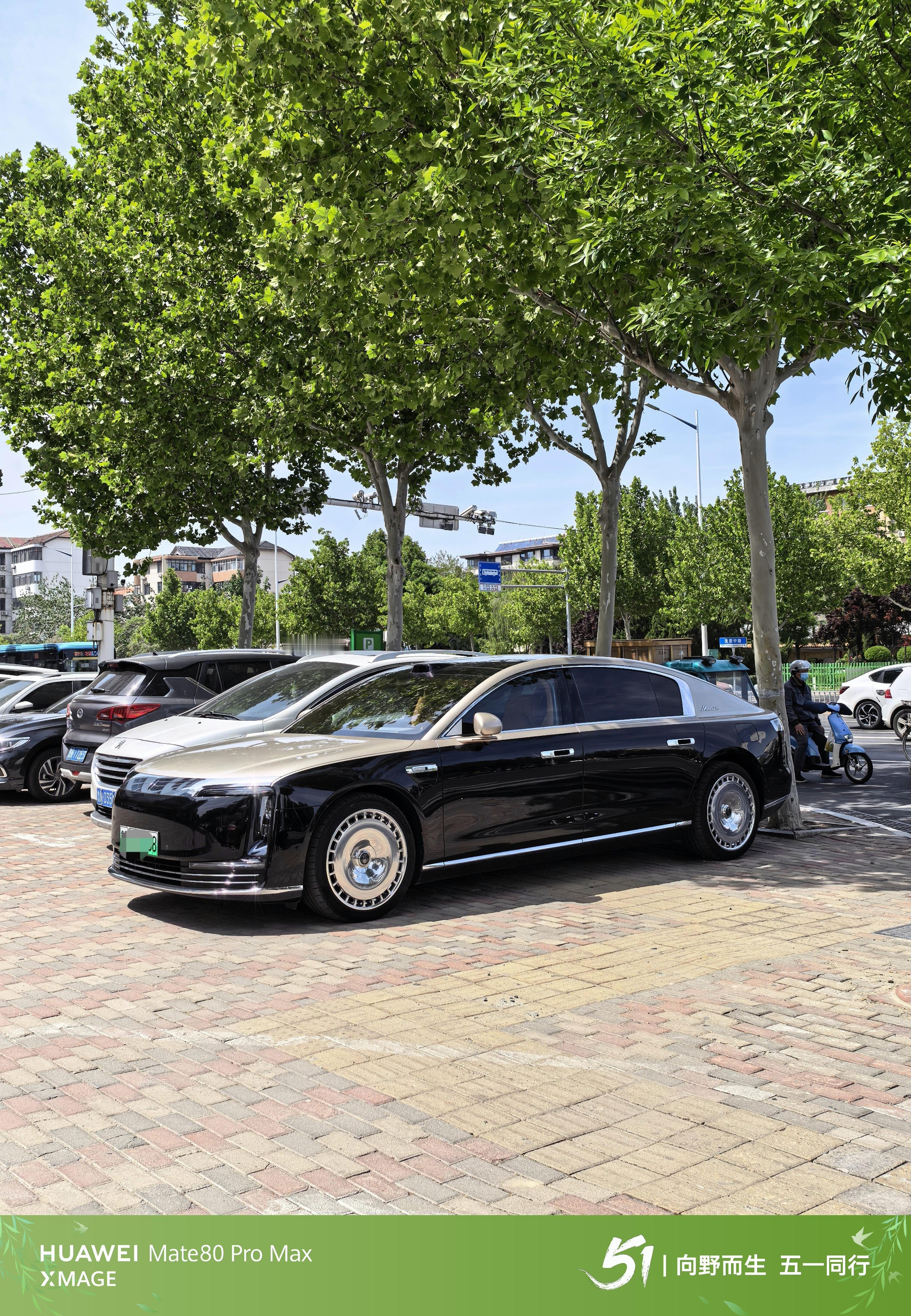 超豪车大概就是这种感觉吧老远一看，这车气场就不对劲，看着就很贵。走近一看，哦，原