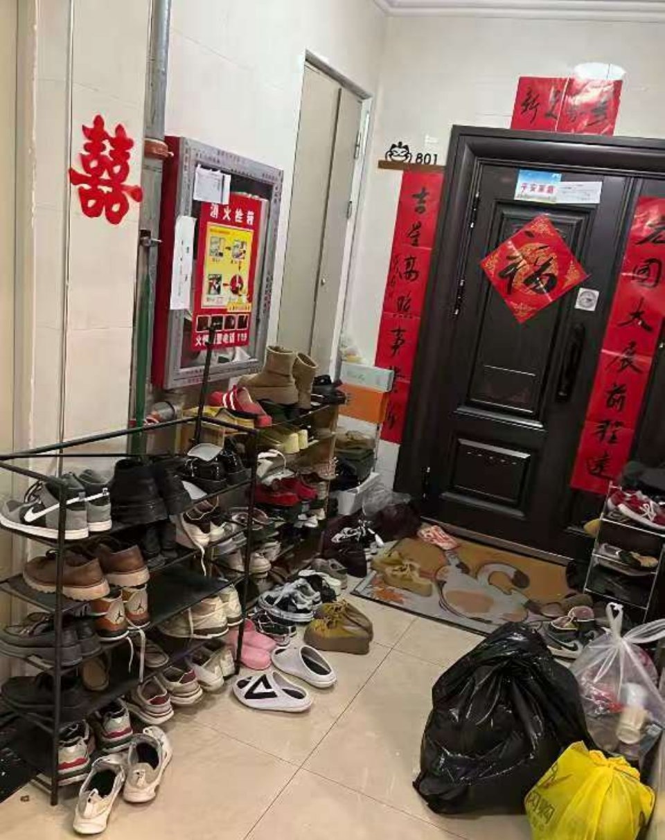 现在整个走廊，都是臭鞋的味道，真是无语了第一次遇到这样的邻居 