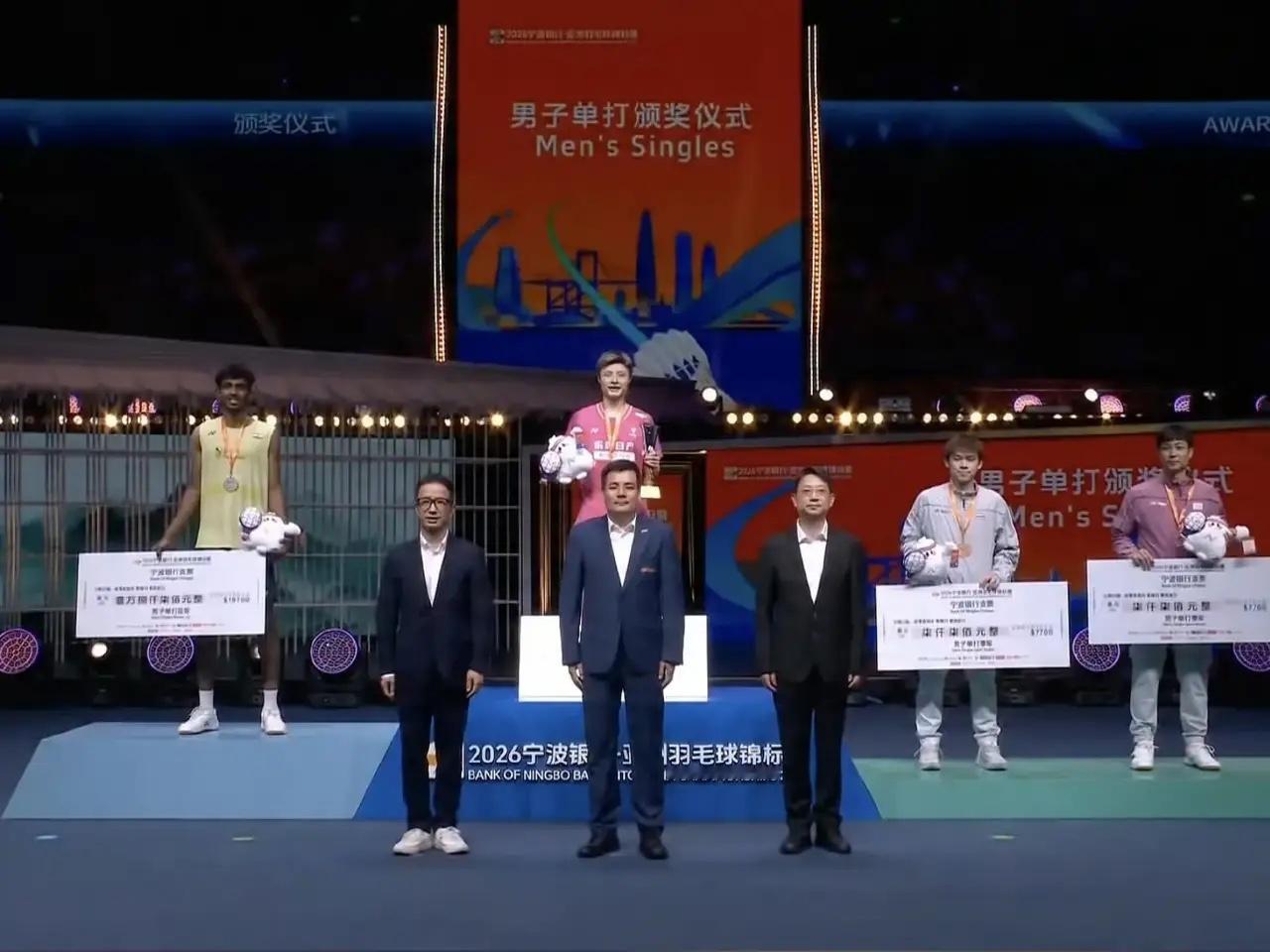 石宇奇亚锦赛夺冠之路，回顾如下:1.男单1/16决赛石宇奇(21-15/21-1