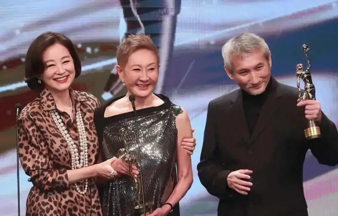 施南生有一种独特的气质。虽然她的身材和五官都不如女明星们美艳，但她跟任何女明星站