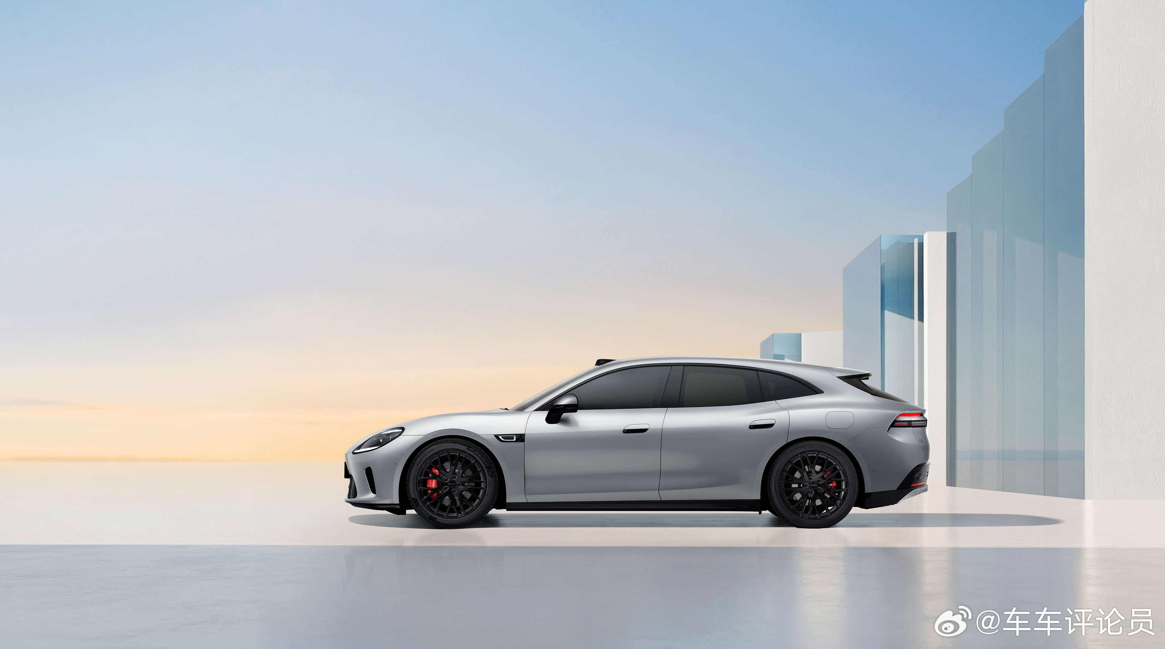 余承东猛批团队设计不高级 高级需要审美，现在汽车圈卷完参数配置卷价格，终于卷到审