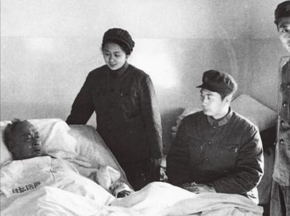 1972年陈毅病重之际，叶剑英受毛主席委托探望，毛泽东的慰问信让陈毅深受感动
1