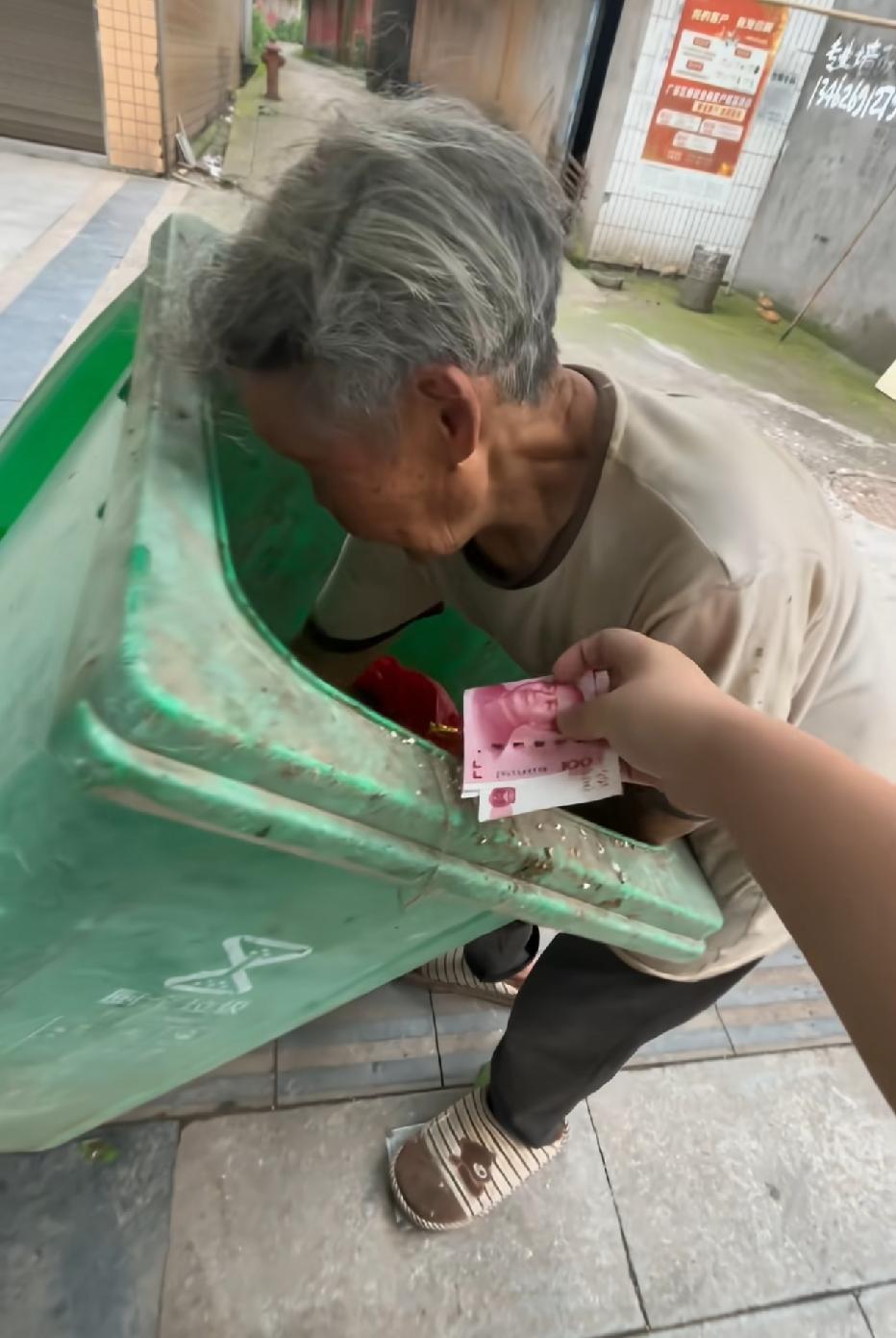 把钱放进功德箱，你只是个信徒，把钱给了困难的人，你就是菩萨[赞][赞][赞]