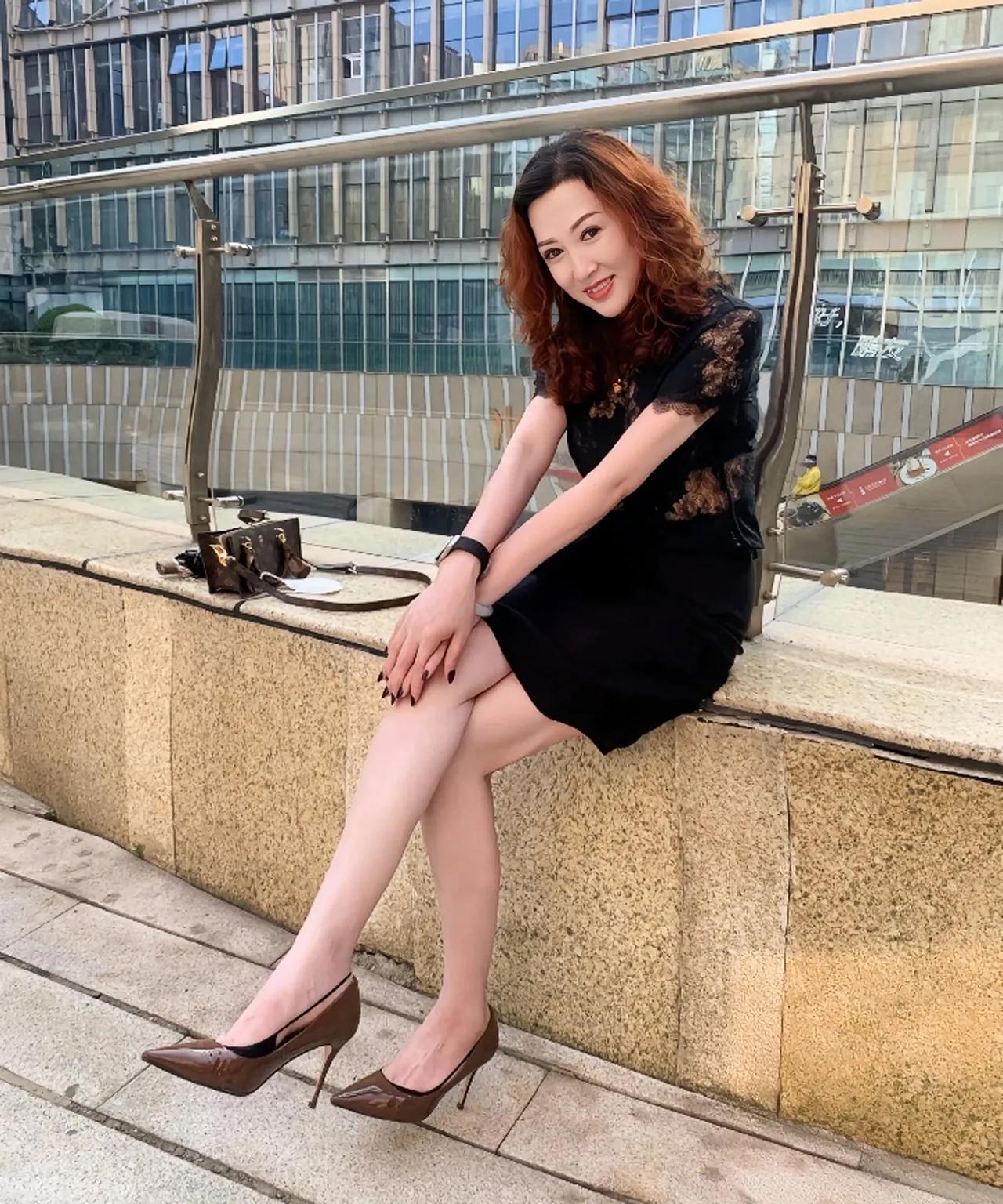淡淡优雅美阿姨
优雅 是对成熟女性的最高赞美，犹如一件珍贵的艺术品在岁月的洗礼下