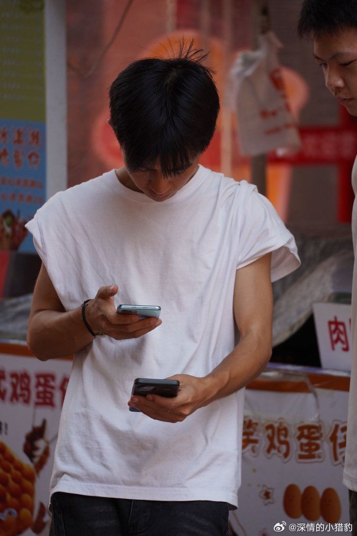 夏天就是要穿白背心啊 