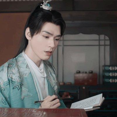 #龚俊有做柜哥的潜质#不得不说，东方月初站在面前推销化妆品，哪位姐妹能不迷糊啊！