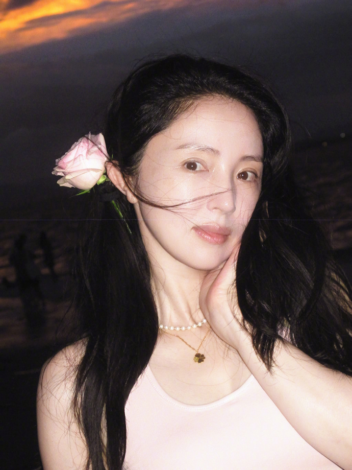 董璇46岁素颜状态，董璇海边怼脸拍，姐姐素颜状态好棒啊~ ​​​