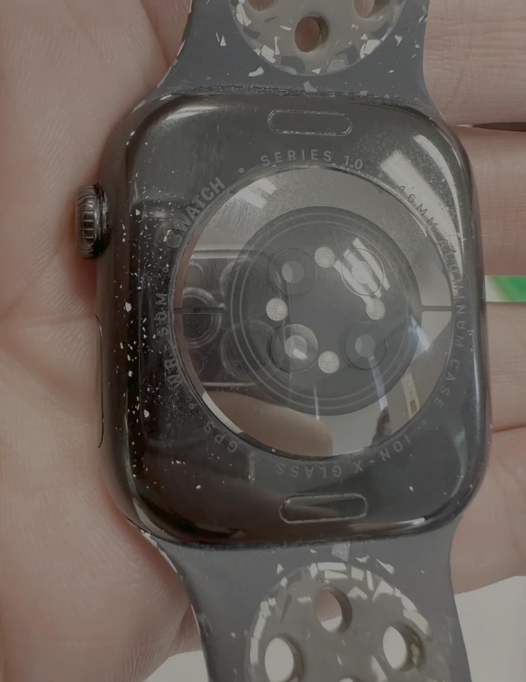 Apple Watch S10 掉漆换新中
突然发现苹果手表S10后盖掉漆严重，