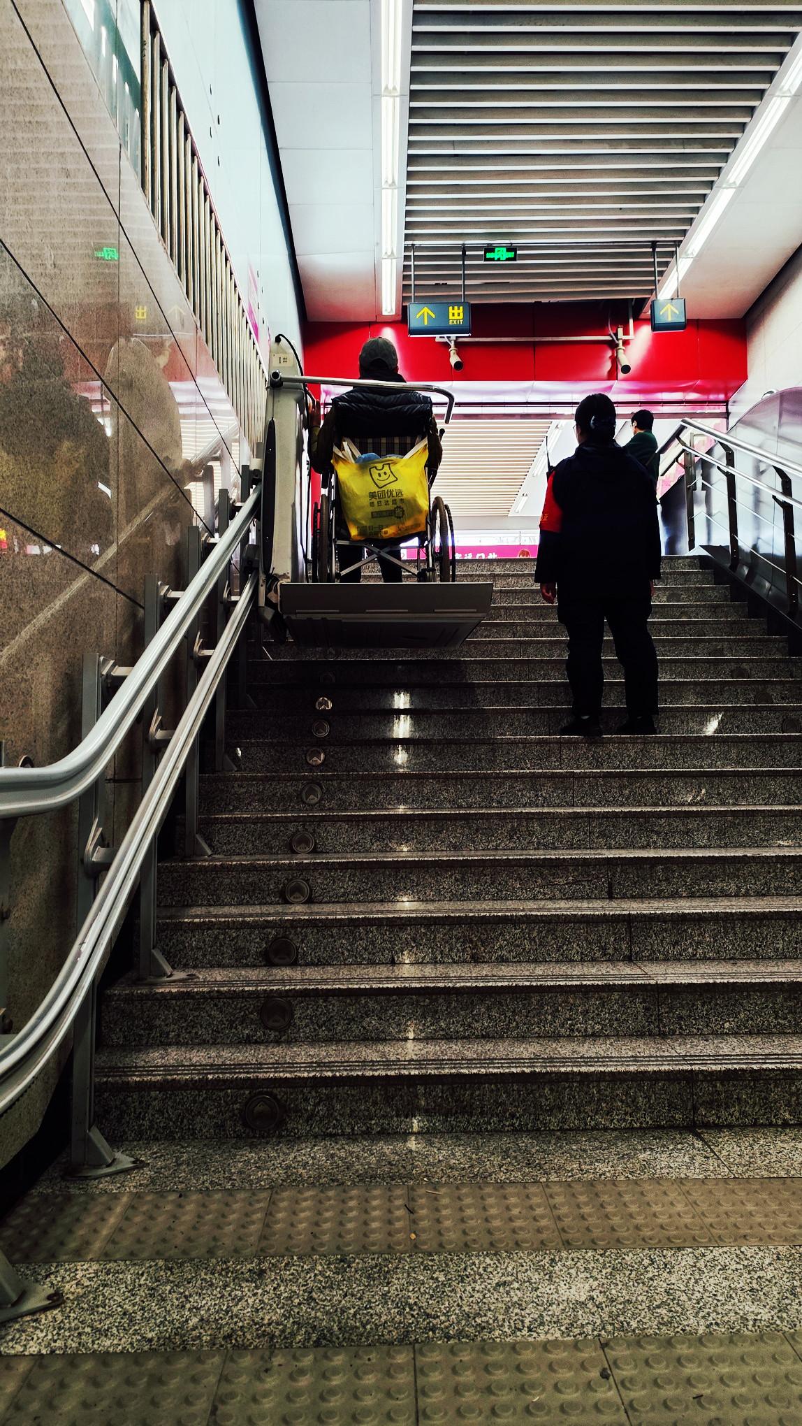 在西安地铁站，第一次见到这个“隐藏”设备，有点被暖到了！今天下午在安远门地铁站，