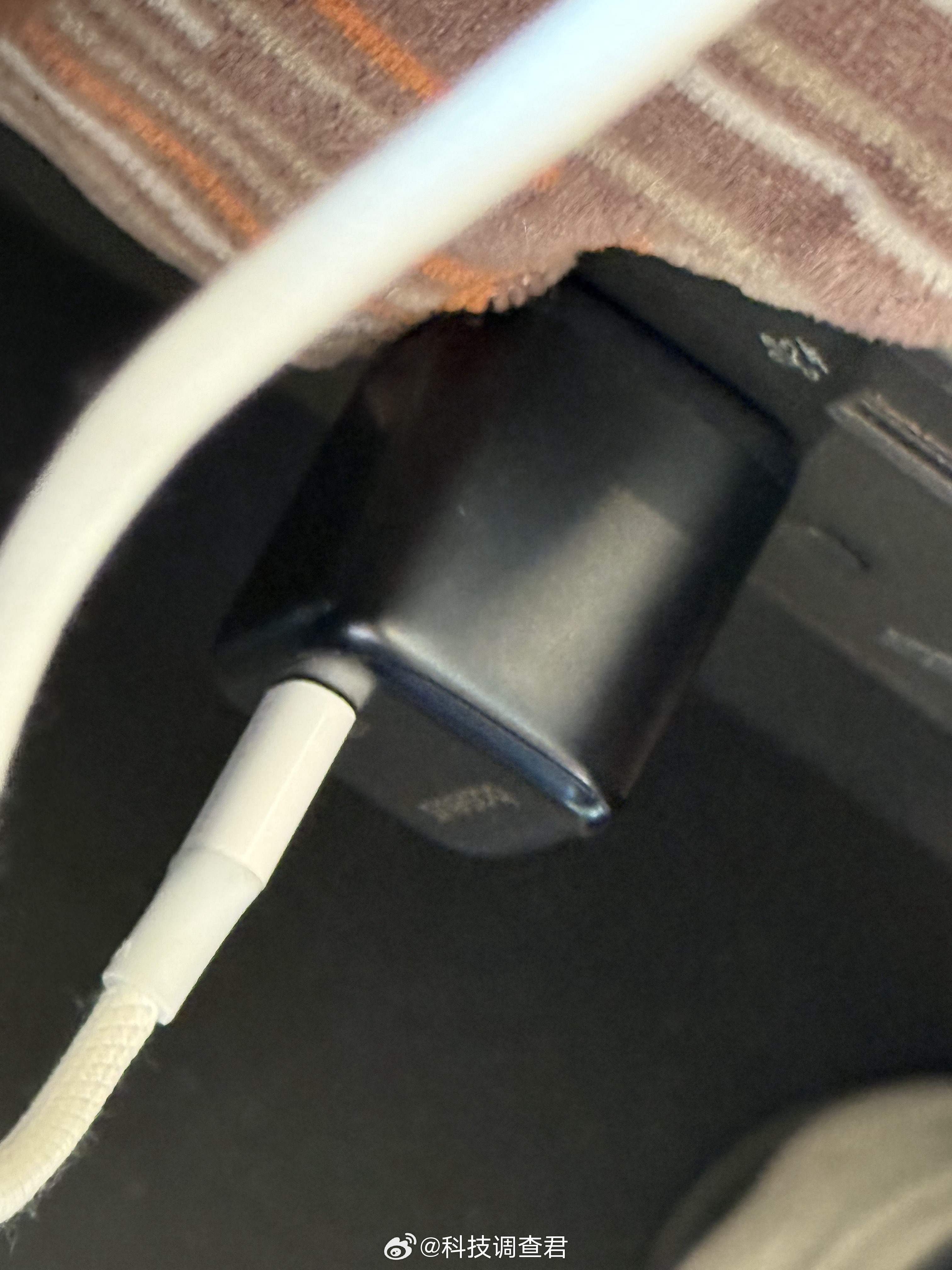 还是做高铁舒服可以听听音乐办个公偶尔还可以追个剧重点是充电真的很方便看着外面的风