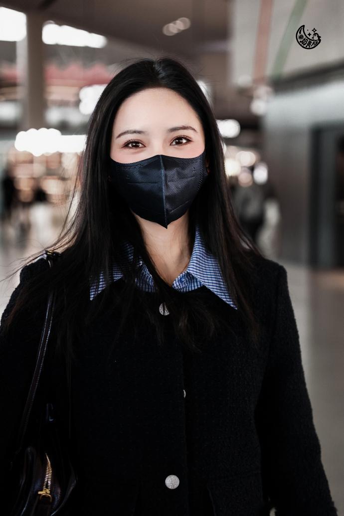 沈月吃了900多岁的盐沈月的干饭名场面太治愈！大口吃着古盐烤鱼，满足的小表情直接