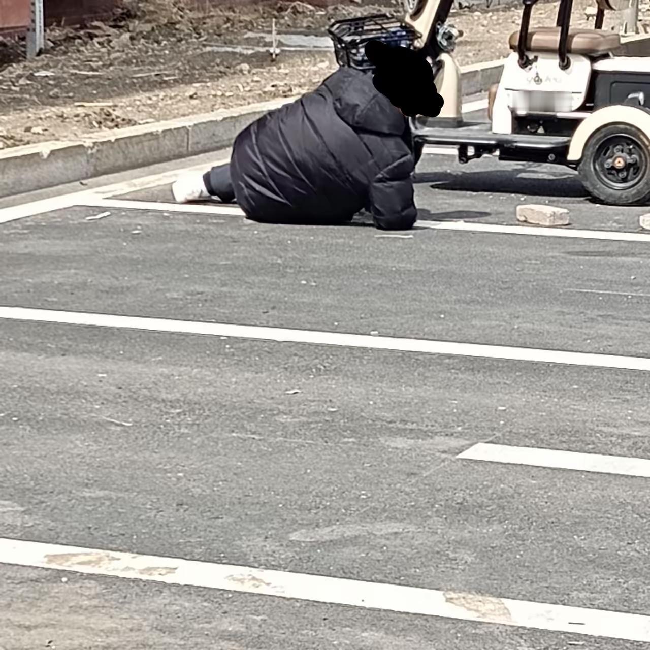 一个小区的也不敢扶啊？
老人在小区内跌倒，愣是没人敢上前扶一把？都在窃窃私语，说