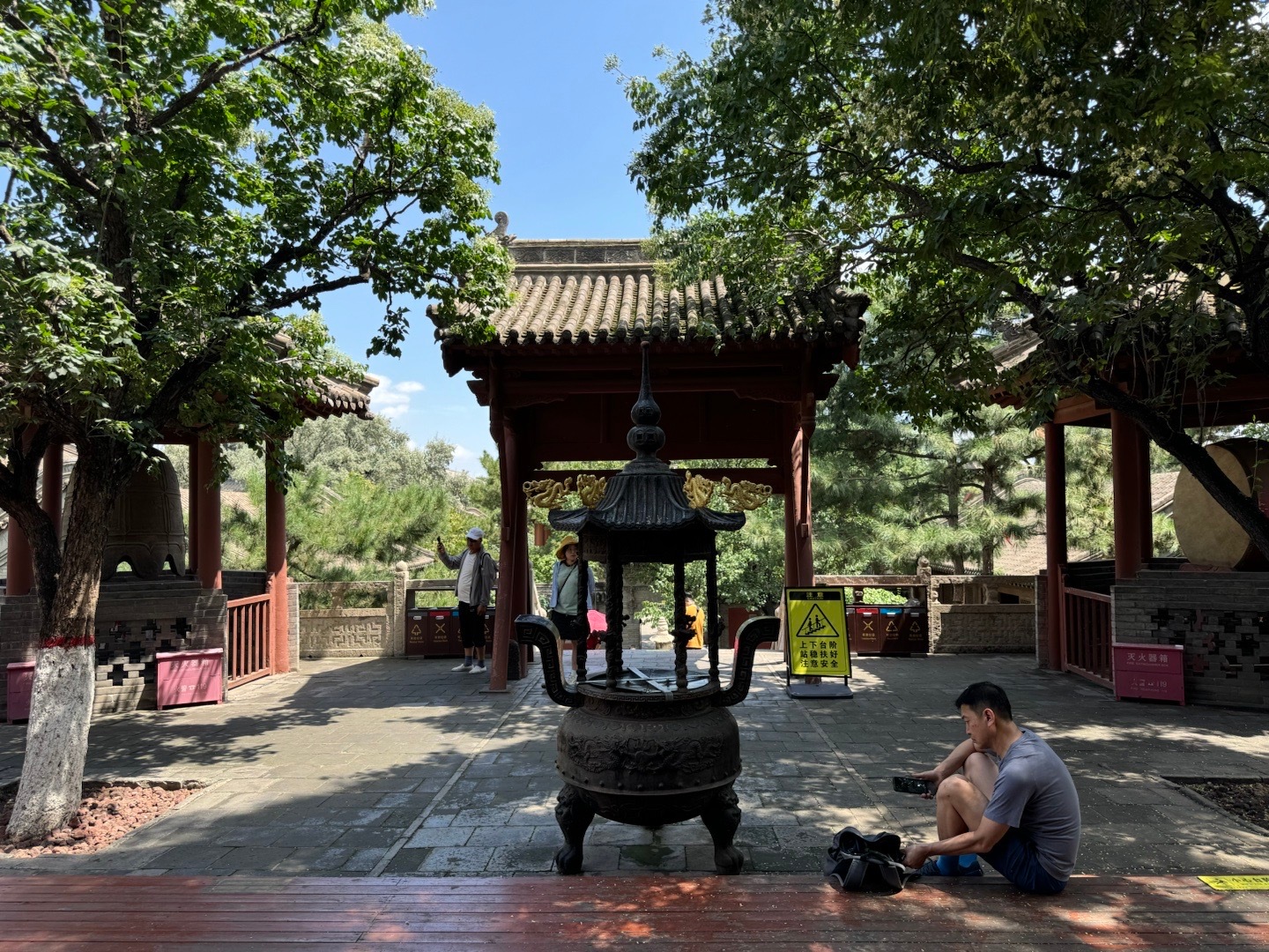 薄伽教藏殿前，凉风习习  ​​​