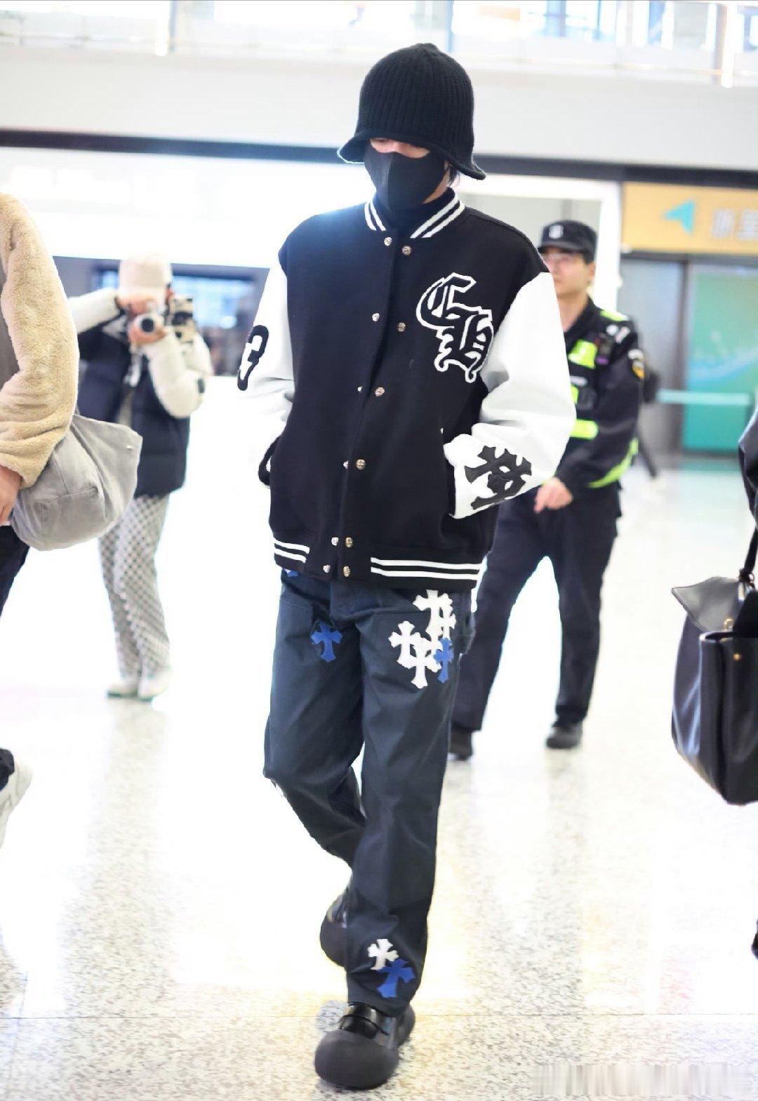 曾舜晞出发参加尖叫之夜机场路透 