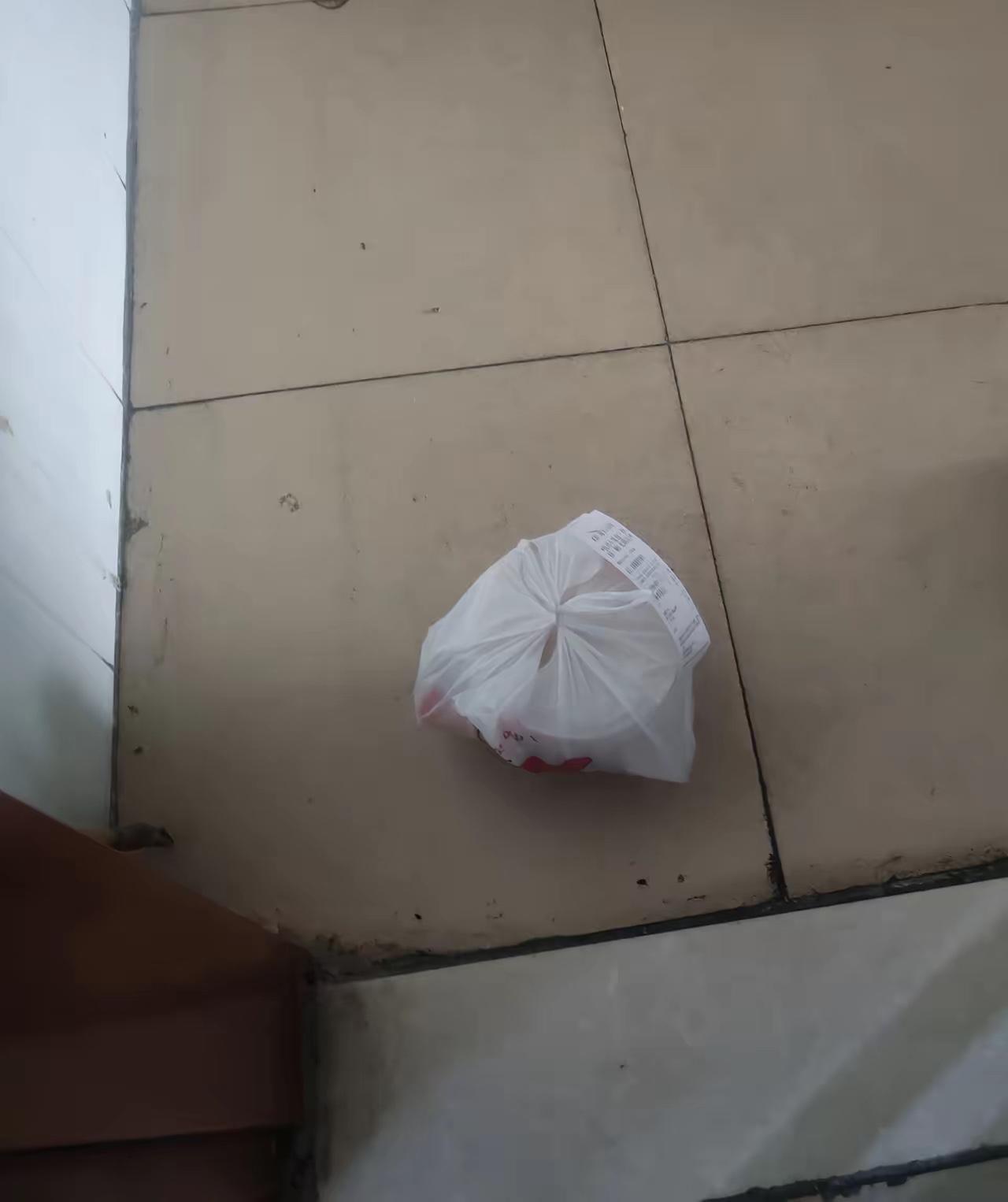 中午没做饭，点了一份外卖，外卖员敲门没几秒我就去开门了，一打开门看到外卖直接放地