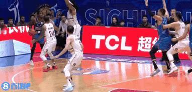 沈梓捷从深圳到北控，还是一样的爆脾气。          这场比赛沈梓捷上场28