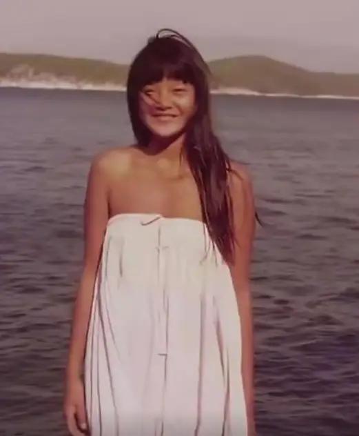 谁没年轻过？谁的青春都是靓丽的。年轻时候的洪晃，真的就是又漂亮又有气质的富家千金