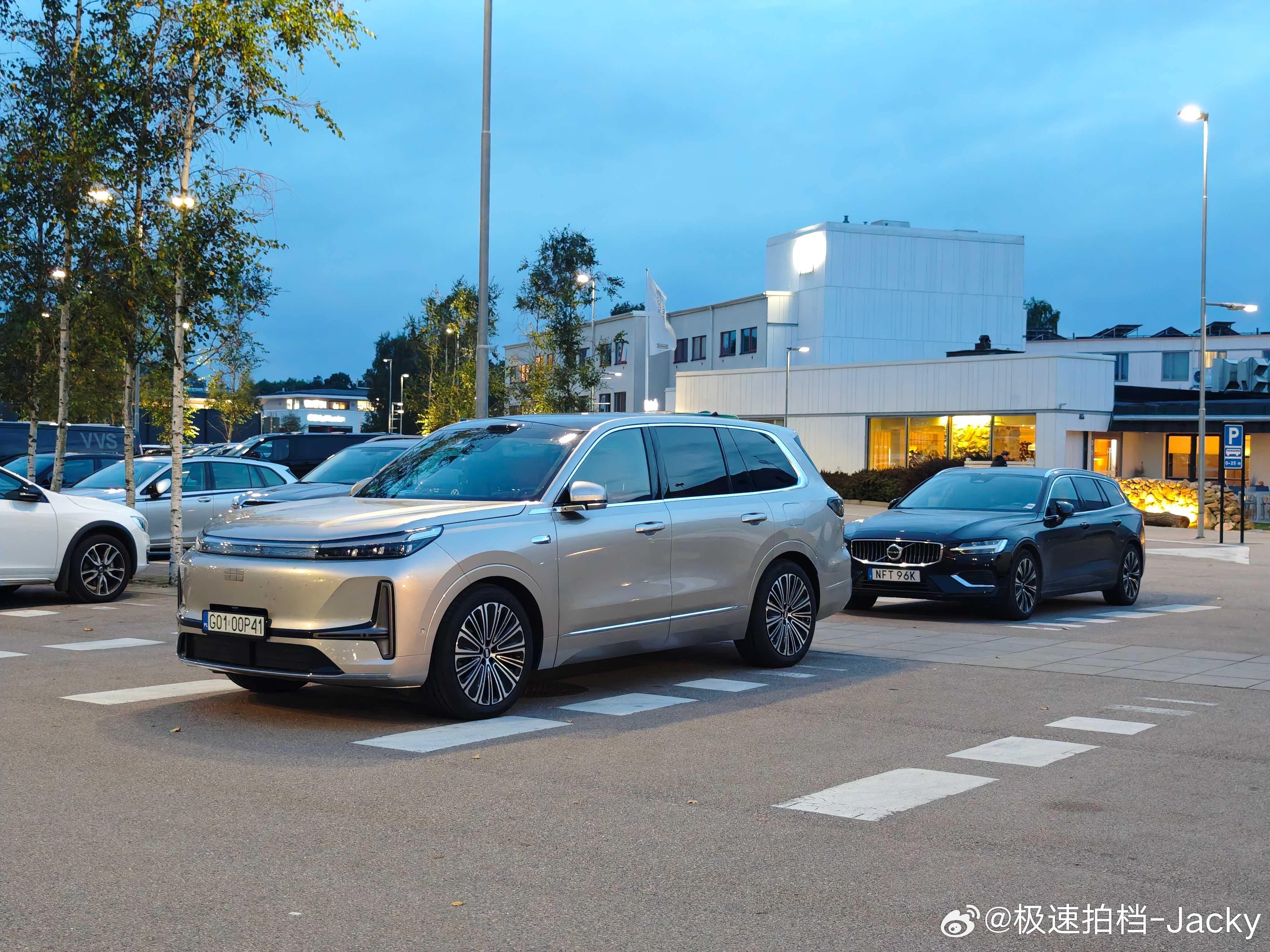 突然发现，原来吉利的前脸设计，保险杠部分是源自沃尔沃的大灯[污] ​​​