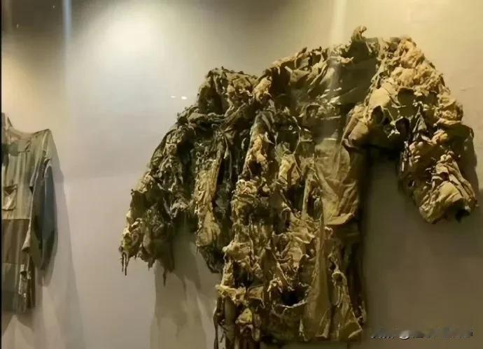 这就是黄继光被子弹打烂的军装！请停留一秒，向英雄功臣黄继光致敬！！ ​​​
